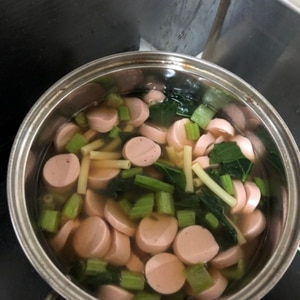小松菜とウインナーのマカロニスープ